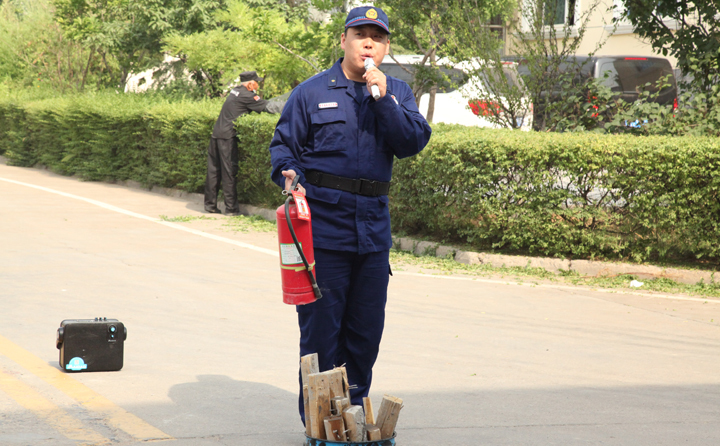 教官讲解灭火器