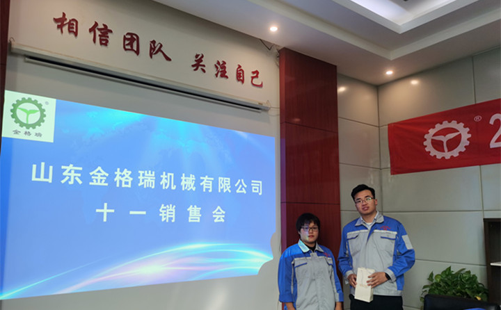 销售总监李娟为9月份的销售冠军高立国颁发荣誉奖励