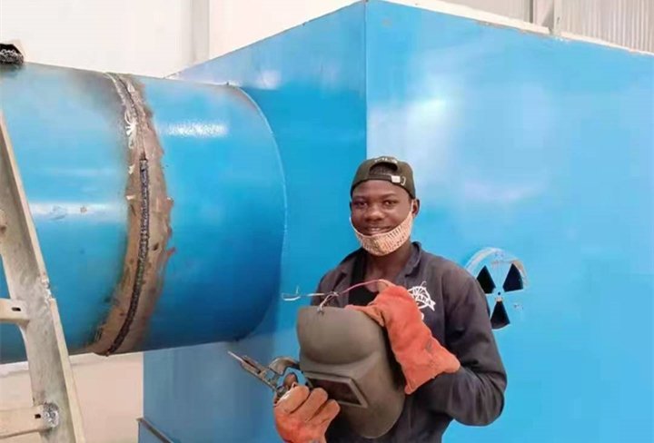 乌干达工人正在焊接农作物秸秆颗粒机生产线设备